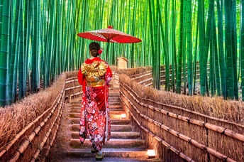 一位穿着和服的日本妇女在竹林中散步时喜欢锻炼身体。