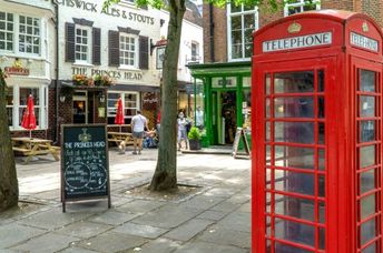 这个伦敦电话亭仍在使用。