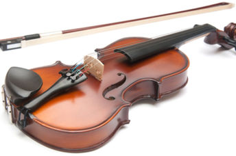 小提琴和弓上的白色背景。