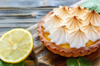现在，可以使用纯素食蛋糕制成这种美味的柠檬酥皮蛋糕。
