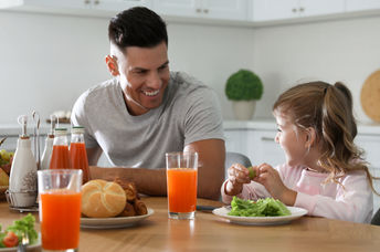 父亲和女儿一起享用健康的早餐。