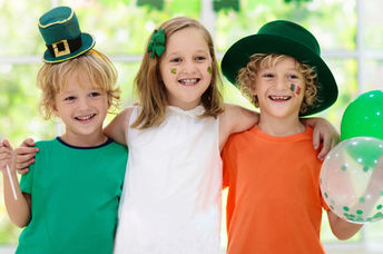 孩子们戴着妖精的帽子并挥舞爱尔兰国旗，庆祝圣帕特里克节。