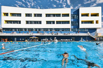 在加利福尼亚州圣莫尼卡高中的新发现大楼的奥林匹克大小的游泳池。