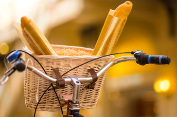 一个带有新鲜商品的篮子骑自行车。