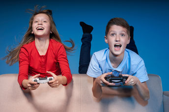 孩子们玩电子游戏玩得开心。