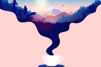 咖啡杯，蒸汽和美丽的日出，在森林，山脉和蓝天的风景中。