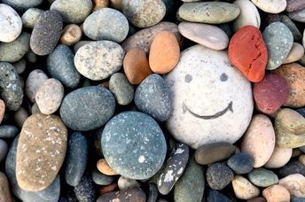 石头带有彩绘的微笑，以说明善良。