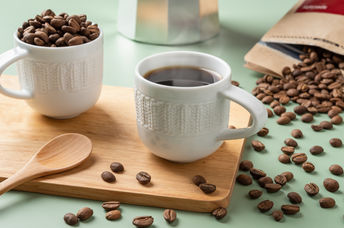 浓缩咖啡和咖啡豆。