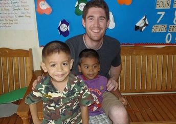与孩子的基督徒克拉克在日托在泰国（在国外的项目礼貌）