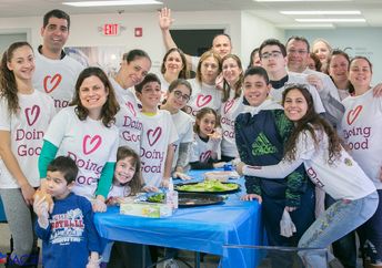 波士顿IAC的人群聚集在纪念2016年国际善行日。（善行日）