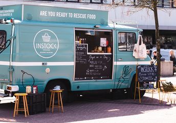 Instock Restaurant的食品卡车站在街上