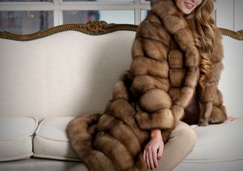 女人穿着皮大衣，特写，沙发上的毛皮质地