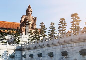 中国广州元轩道观里的老子雕像