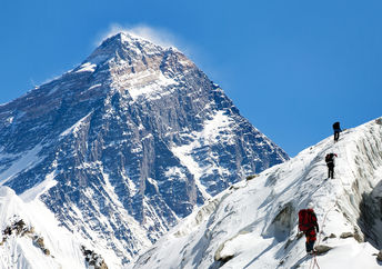 从Gokyo谷的珠穆朗玛峰看法与一群冰川的登山人在他们的途中到珠穆朗玛峰基地营地