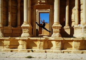 叙利亚舞者艾哈迈德·朱达跳舞