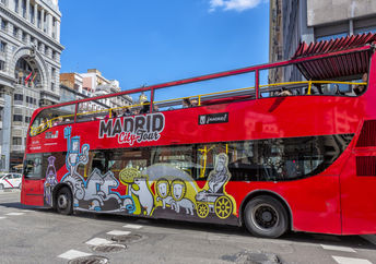 马德里的城市旅游巴士。