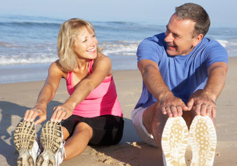 一对夫妇在海滩上伸展身体可能会降低高血压。