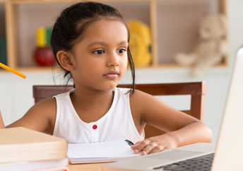 可汗学院帮助学生与远程学习这样的年轻女孩在家网上学习。
