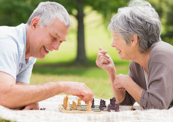 退休夫妇下棋,脑力游戏。