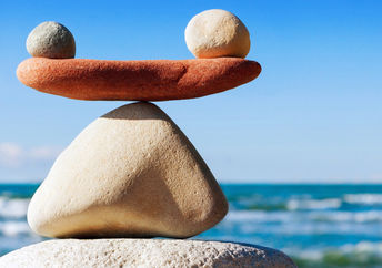 一张石头平衡的照片，传达工作与生活的平衡