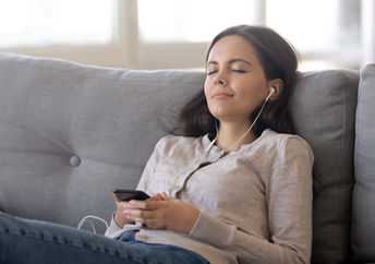 女人列出放松睡眠音乐。