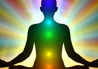 一个正在冥想的人身上的光环颜色和发光的脉轮。