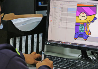 一个年轻的动画师在他的电脑工作。