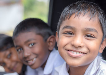 快乐、健康的印度孩子微笑着去上学。