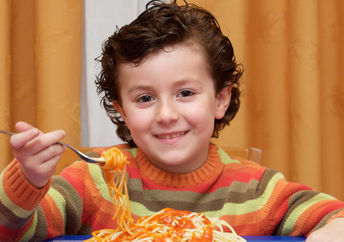 这个男孩正在吃健康营养的孩子友好的膳食。