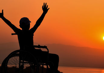 轮椅用户享受日落的海边