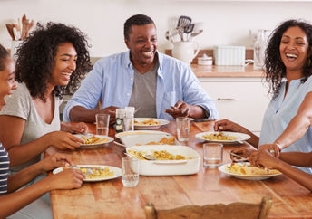 一家人一起吃饭有利于健康。