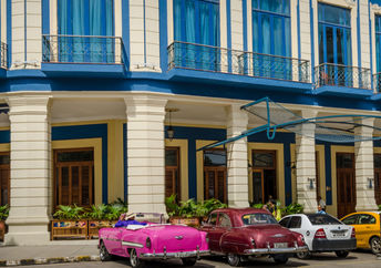 在古巴特拉夫酒店外等待乘客的出租车中，有很多经典的汽车