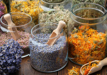 罐子和一束干花，用于制作芳香精油。