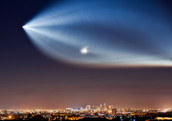 SpaceX Falcon 9火箭，如凤凰城市中心的早期旅程所示。