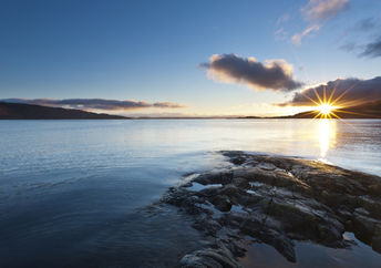 苏格兰岩石湖上美丽的日落促进了灵性。