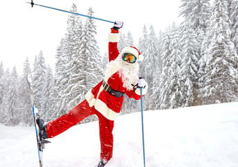 圣诞节在圣诞节期间在山上滑雪
