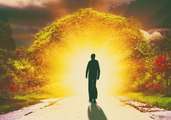 一个人沿着一条路走到光线上，反映出精神上的爱人闪耀。
