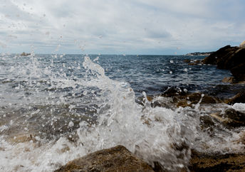 海洋里的水可以变成干净的饮用水。