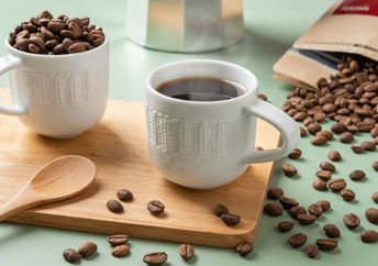 浓缩咖啡和咖啡豆。