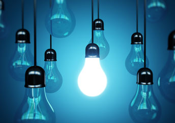 带有灯泡的想法概念，以展示鼓舞人心的创新。