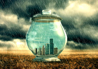 玻璃罐中的城市建筑物强调防止大雨。