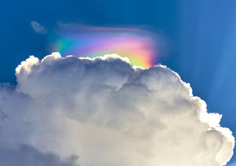 一种稀有的云现象，称为虹彩云，也称为火彩虹。