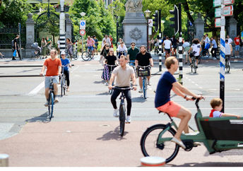 在阿姆斯特丹骑自行车。