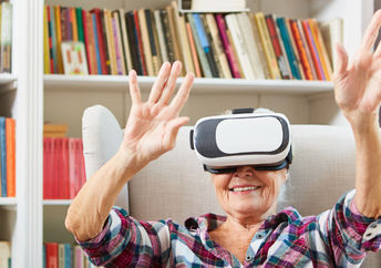 老年人喜欢用虚拟现实眼镜
