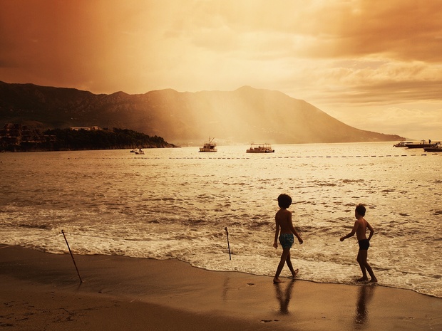 快乐健康的孩子在海滩上玩耍