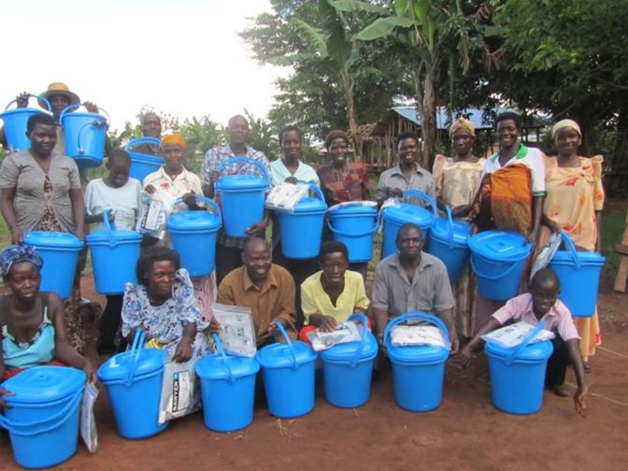 乌干兰持有水过滤包