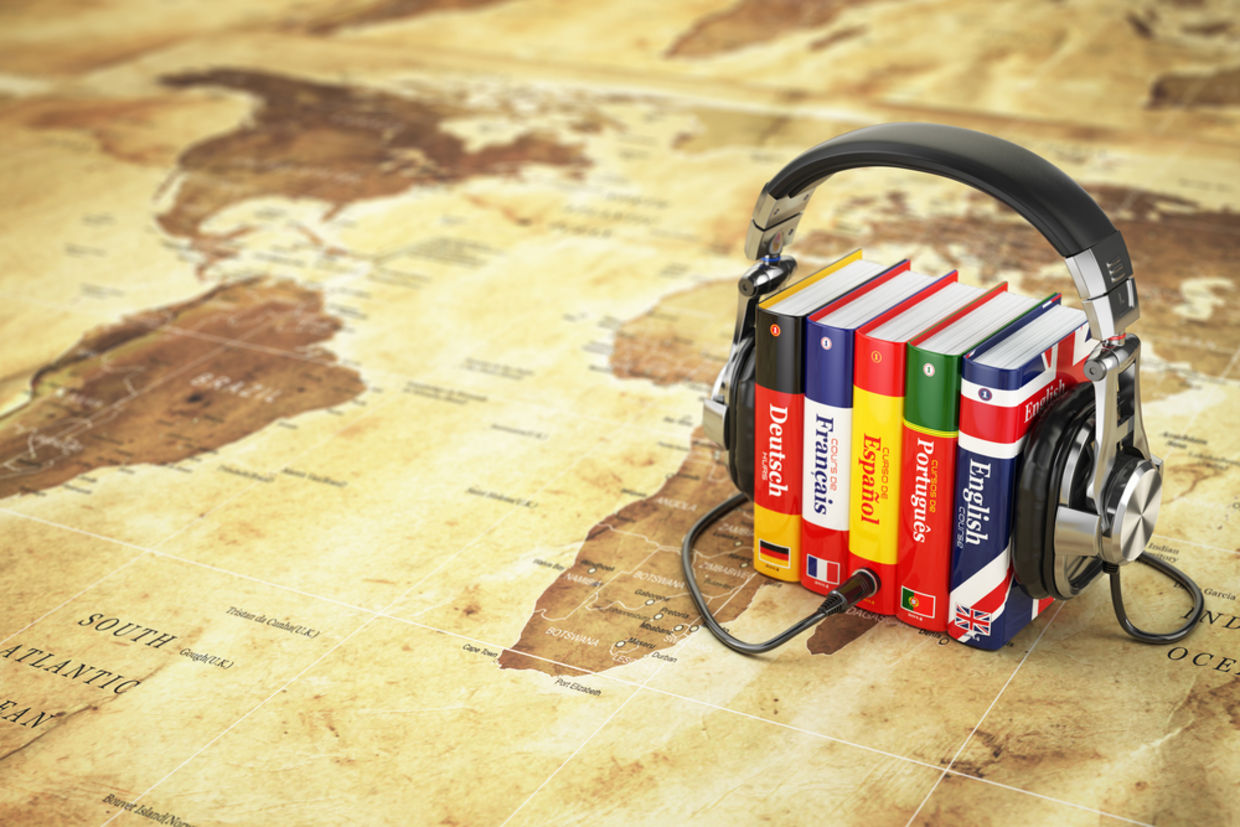 在旅行时，多种语言将外国人更接近，让您完全沉浸在文化中。（Shutterstock）