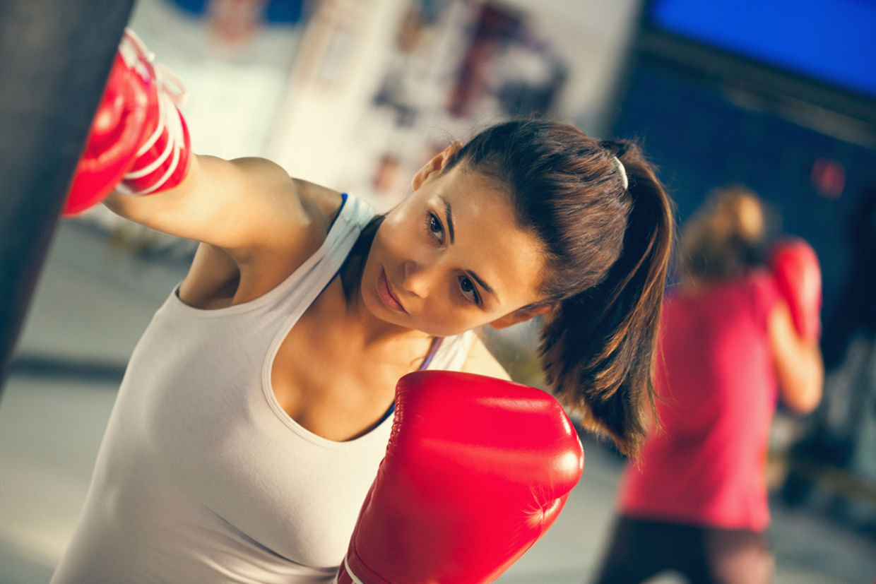 拳击结合了敏捷性，有氧运动和力量训练，也众所周知，这是一种巨大的压力缓解者。（shutterstock）