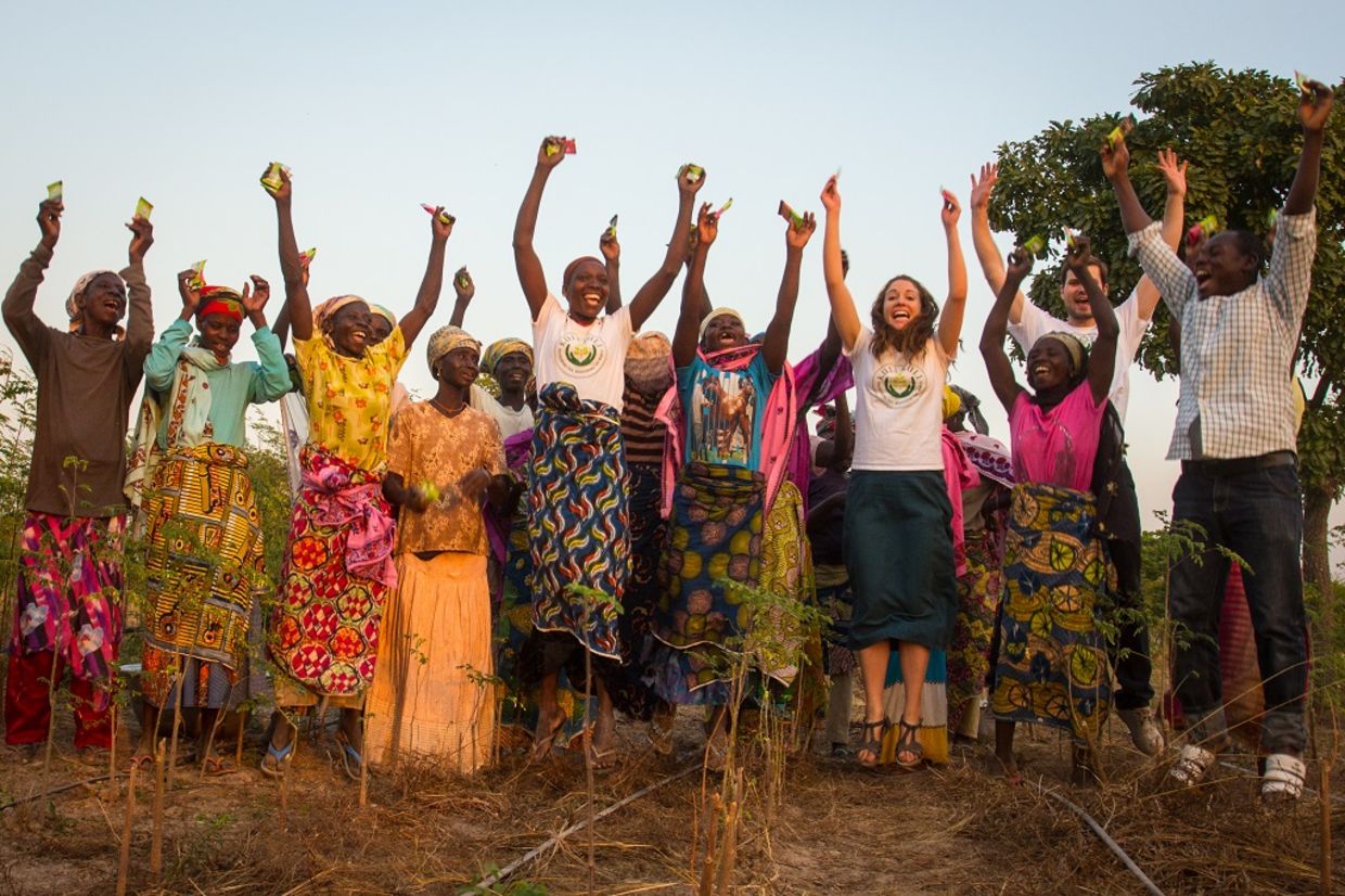 Kuli Kuli创始人Lisa Curtis与尼日利亚的女性农民庆祝。