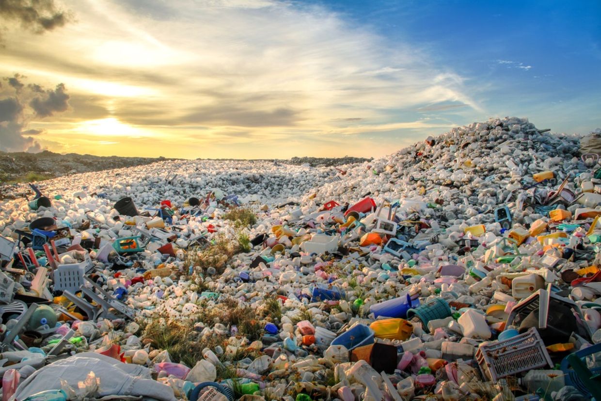 Thilafushi废物处理场的塑料瓶和其他类型的塑料废物。